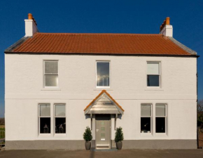 Newly Renovated early 19th Century Cottage with Hot-Tub